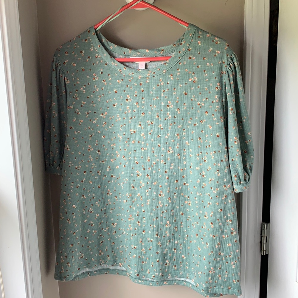 Puffed-Sleeve Green Floral Tee